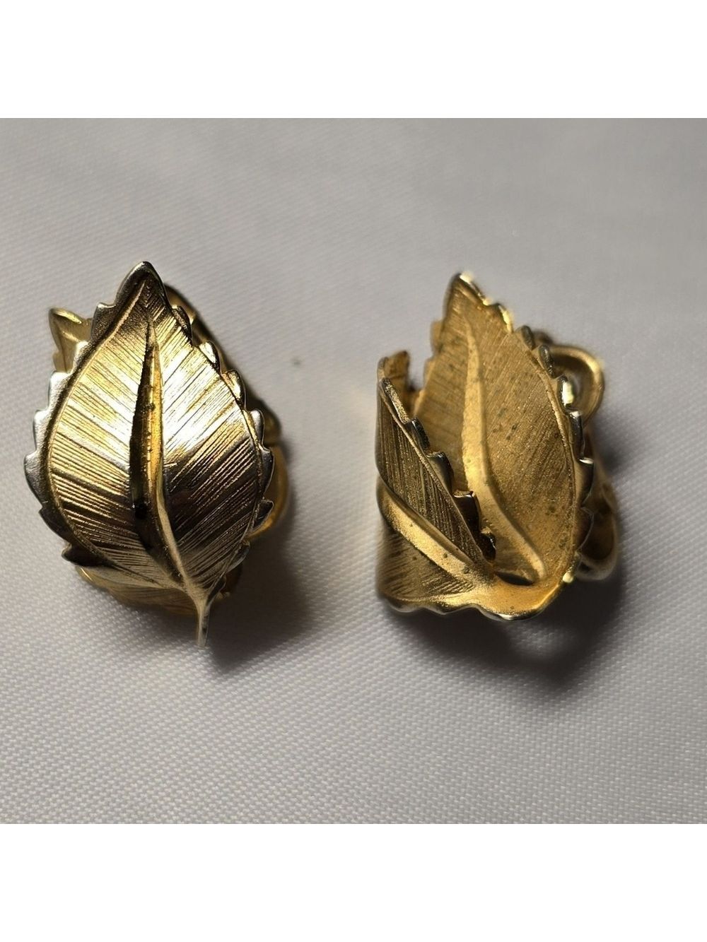 Vintage Giovanni gold-tone leaf clip-on earrings